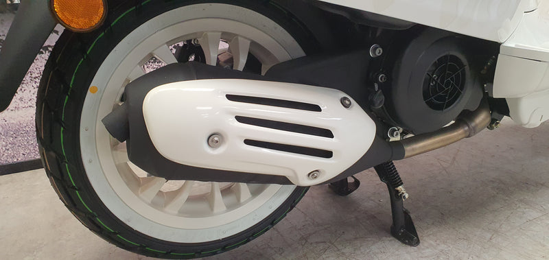 Vespa Sprint 125  - White 2024 - Massive  £851 Saving on RRP.  UK Delivery Available.